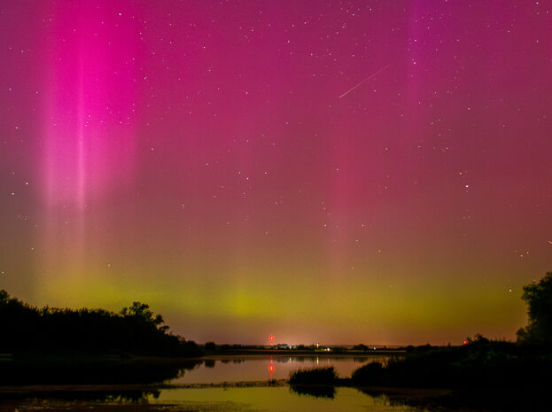Zorza polarna widziana w nocy z 12 na 13 sierpnia 2024 roku, nad Narwią w Nowym Dworze Mazowieckim